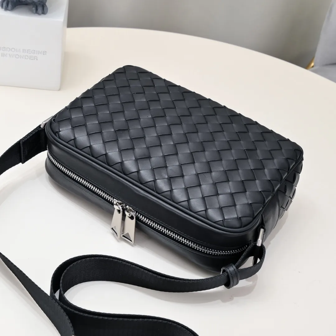 Batch 960 lntrecciato woven cow leather crossbody bag. Zipper opening and closing, the space is too big. It meets the daily needs of going out on the street. Mobile phone 📱 wallet 👛 power bank 🔋 There is no problem with the weaving process. The texture of the upper body 🔝 is very high-end. It is indispensable for going out. 66525# Size: 24.5×15×6cm Color: Black#